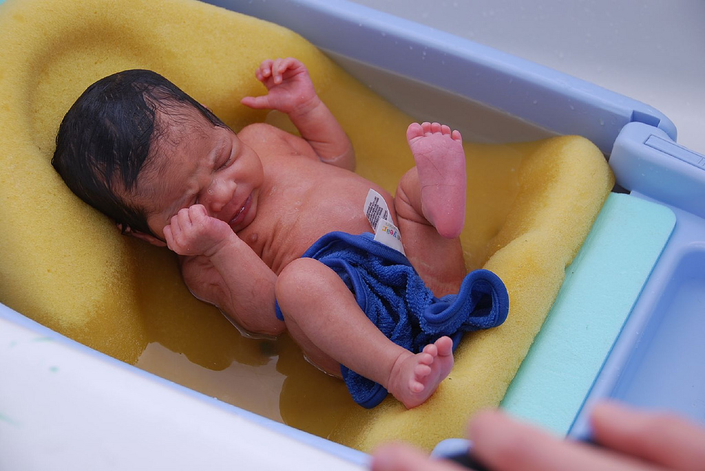 Cómo bañar a tu recién nacido con una esponja? - Ovia Health