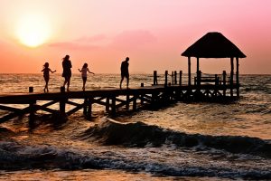 familia de vacaciones en la playa al atardecer